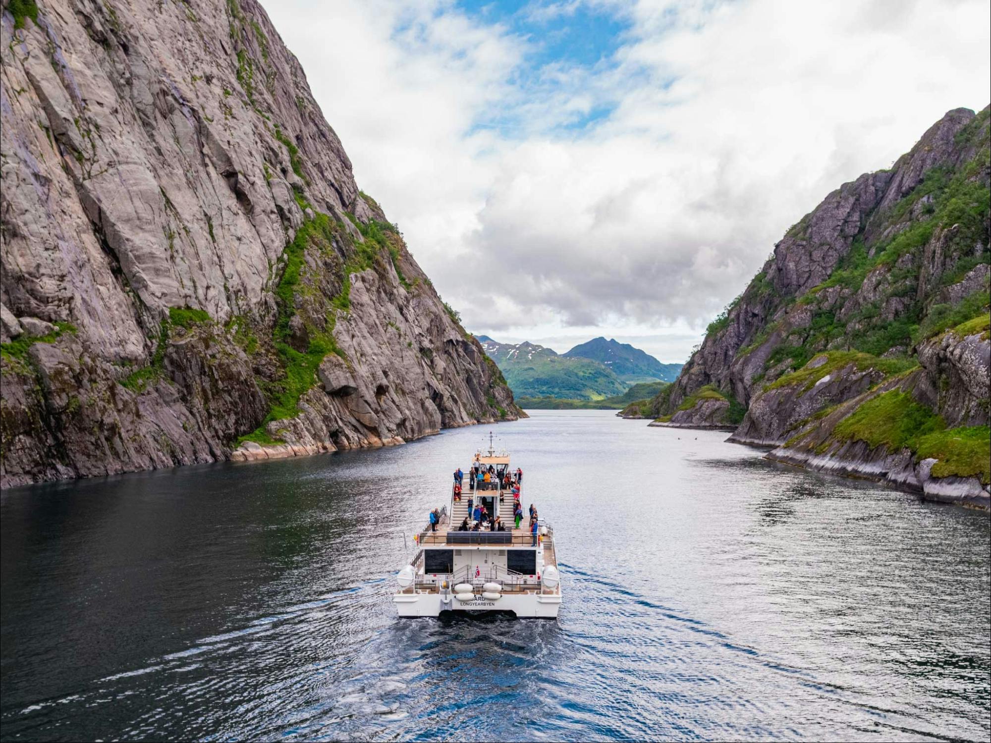 Stille bådrundfart i Trollfjorden