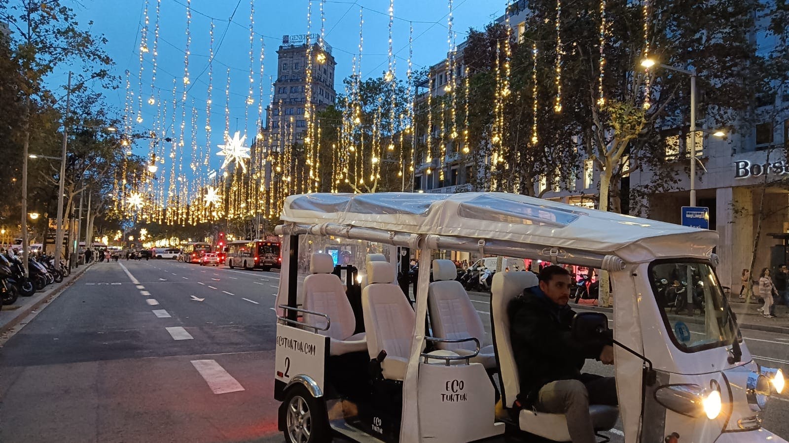 Tour de luces navideñas de Barcelona en un eco tuk tuk privado