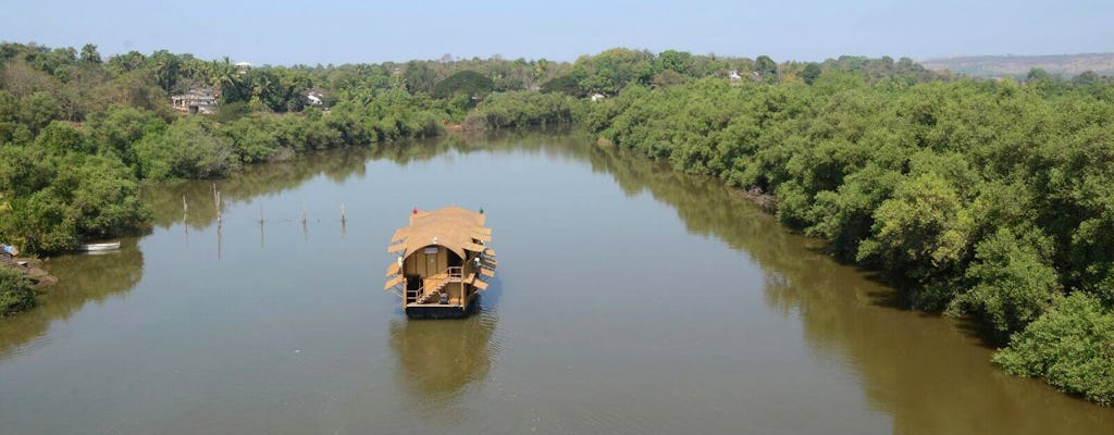 Ausflug mit dem Hausboot auf dem Fluss Aldona
