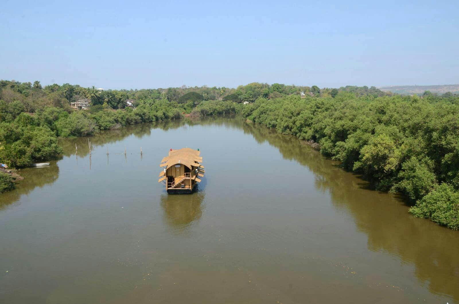 Tour della casa galleggiante sul fiume Aldona