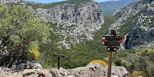Trekking in het dorp Tiscali vanuit Su Gologone