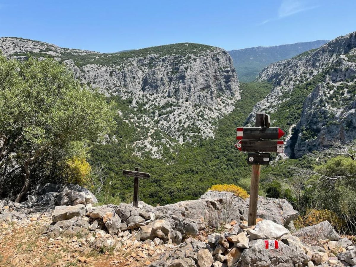 Trekking in het dorp Tiscali vanuit Su Gologone