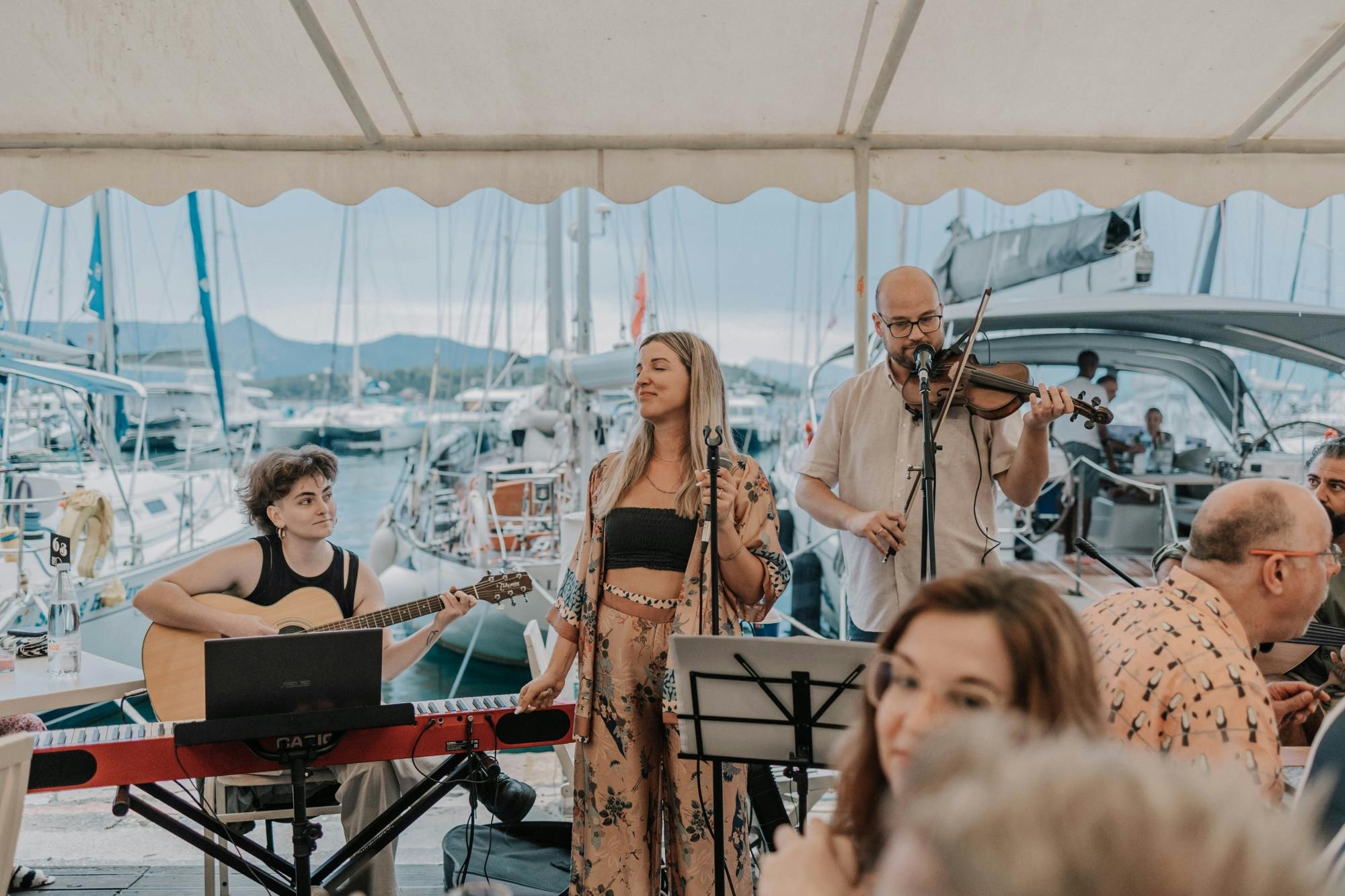 Występ z muzyką grecką i korfiańską na żywo w Starej Twierdzy na Korfu