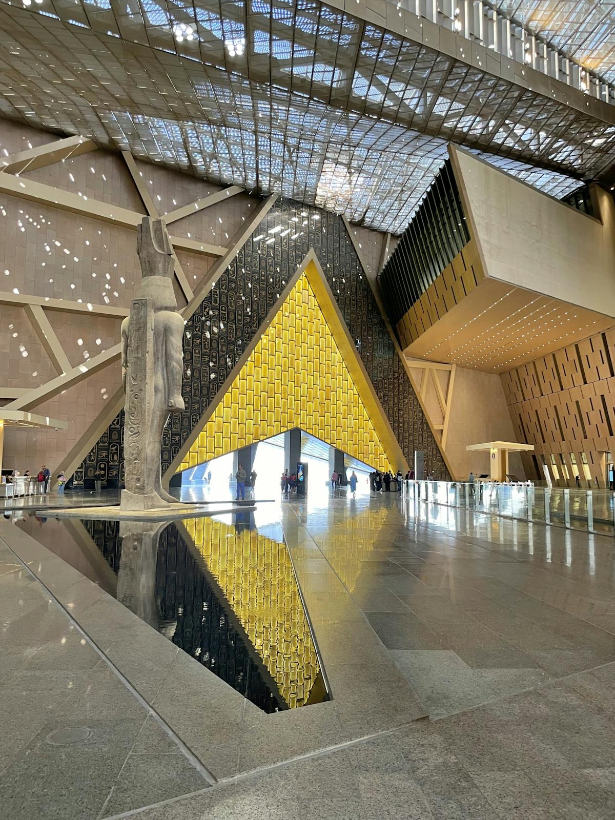 Il nuovo Grande Museo Egizio e le Piramidi di Giza da Marsa Alam in aereo