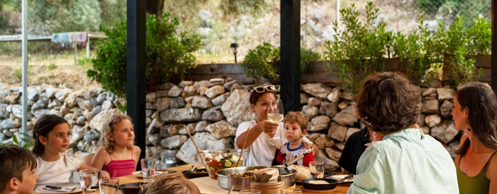 Cena privada de la granja a la mesa en una microgranja en Lefkada