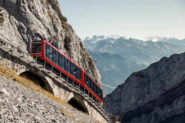 Viaje dorado de ida y vuelta autoguiado al monte Pilatus desde Lucerna con paseo en barco