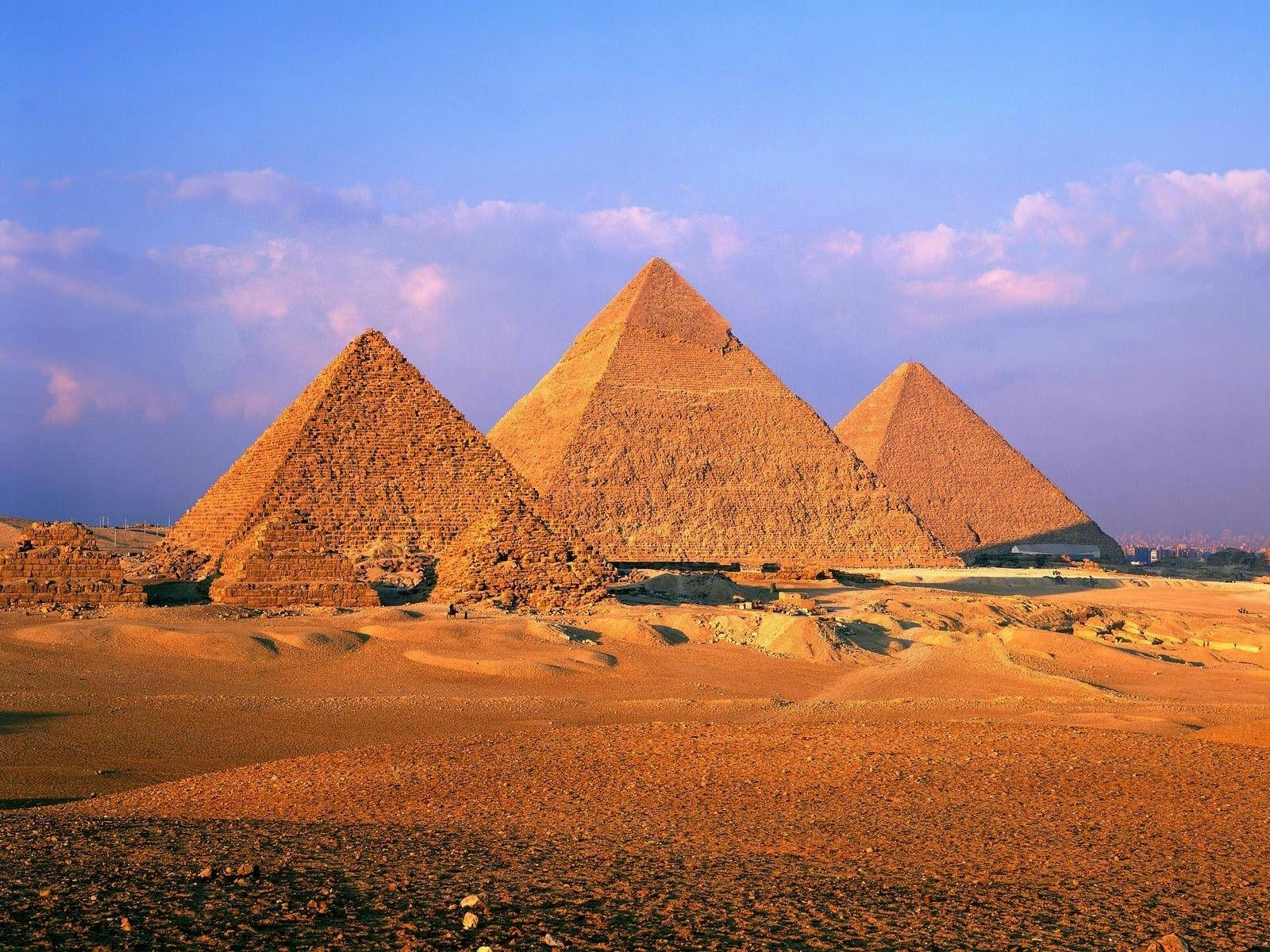 Pyramiden von Gizeh, Grand Museum und King Tut Show ab Hurghada mit dem Flugzeug