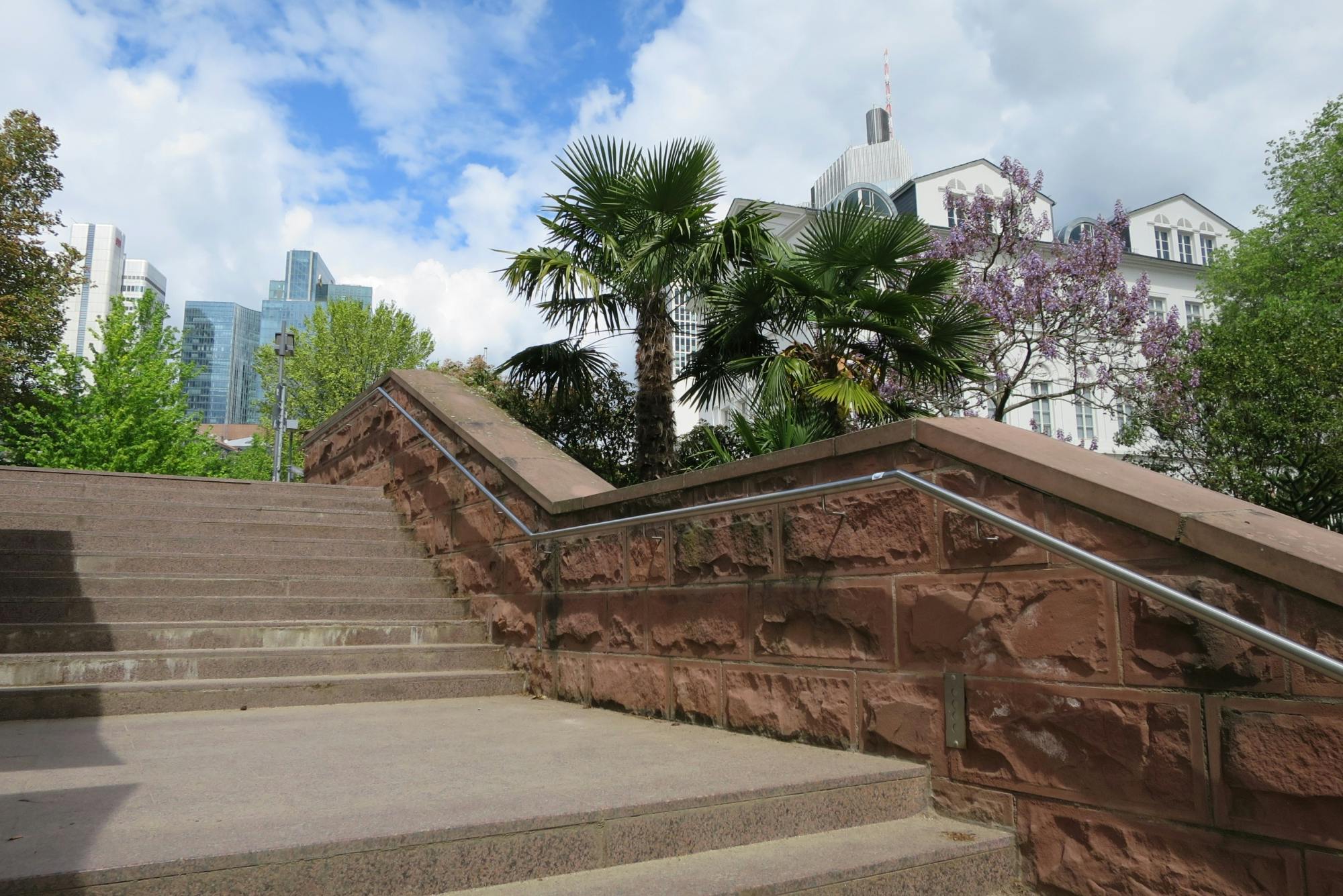 Tour della città di Francoforte tra palme e skyline