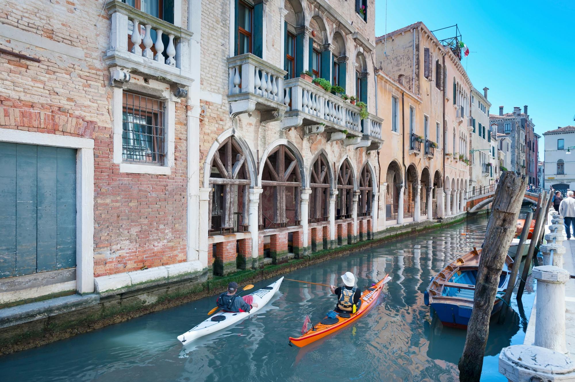 Schnelle Kajaktour für kleine Gruppen in Venedig