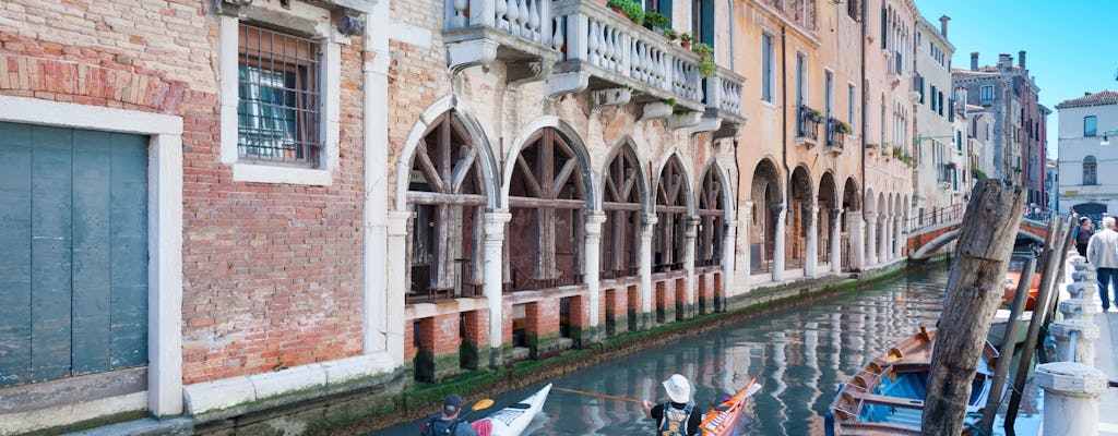 Schnelle Kajaktour für kleine Gruppen in Venedig