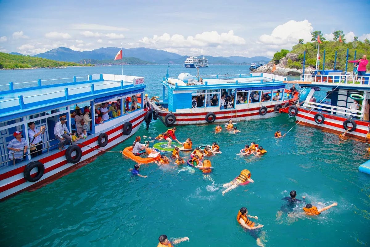 Impreza na pływającej łodzi barowej w Nha Trang i wycieczka po wyspach