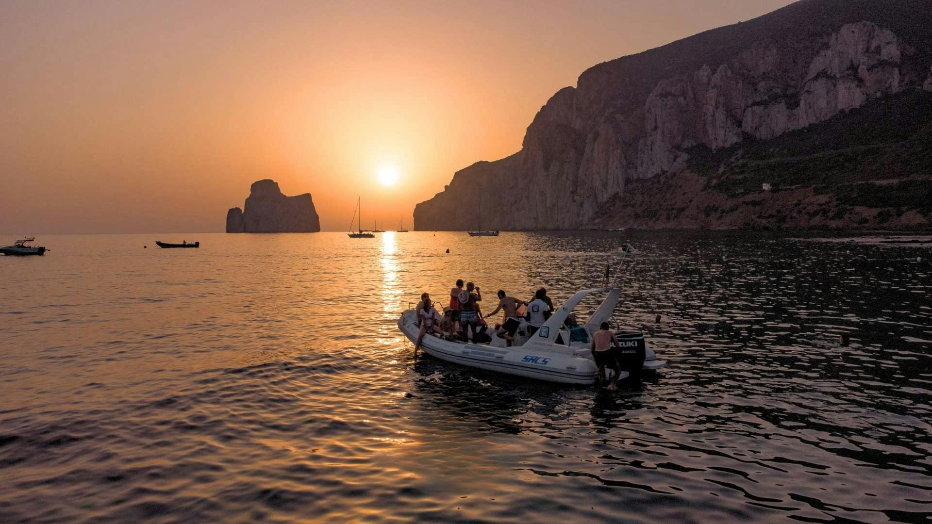 Tour en barco al atardecer a Porto Flavia desde Cala Domestica