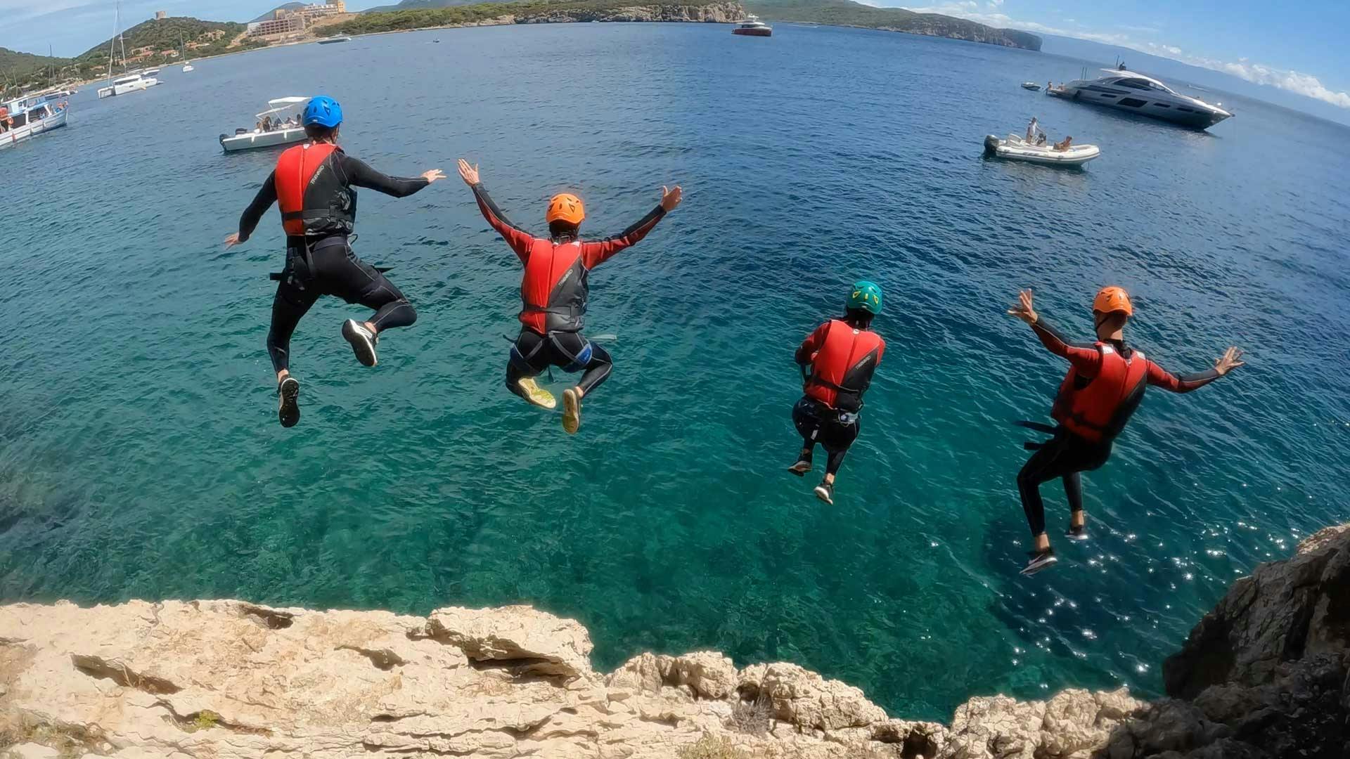 Experiencia de Coasteering en Cala Dragunara en el Parque Porto Conte