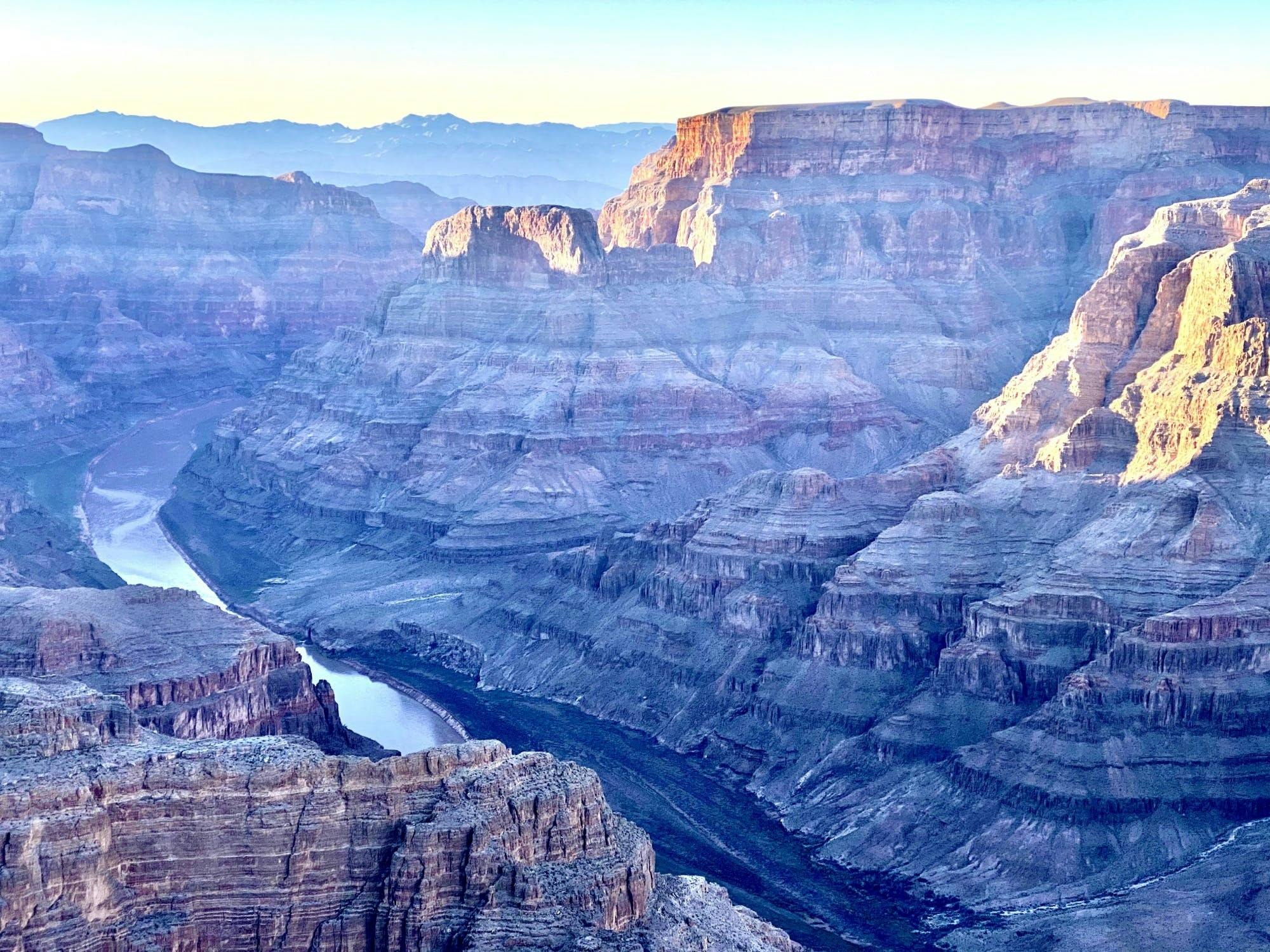 Tour di un giorno del versante occidentale del Grand Canyon con elicottero e giro in barca