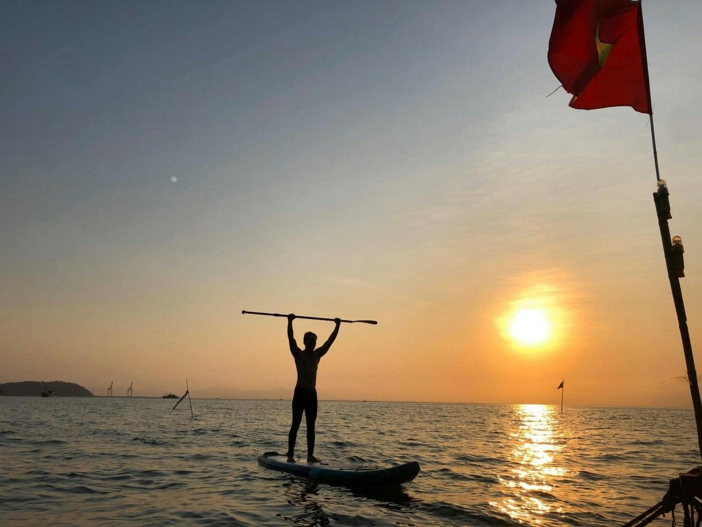 Wiosło na stojąco na plaży Man Thai