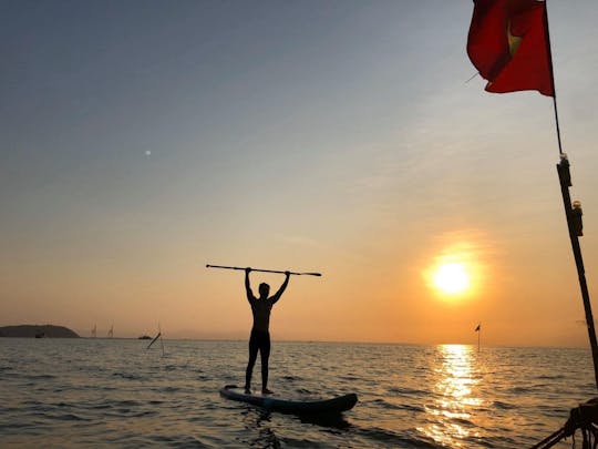 Experiência de stand-up paddle na praia de Man Thai