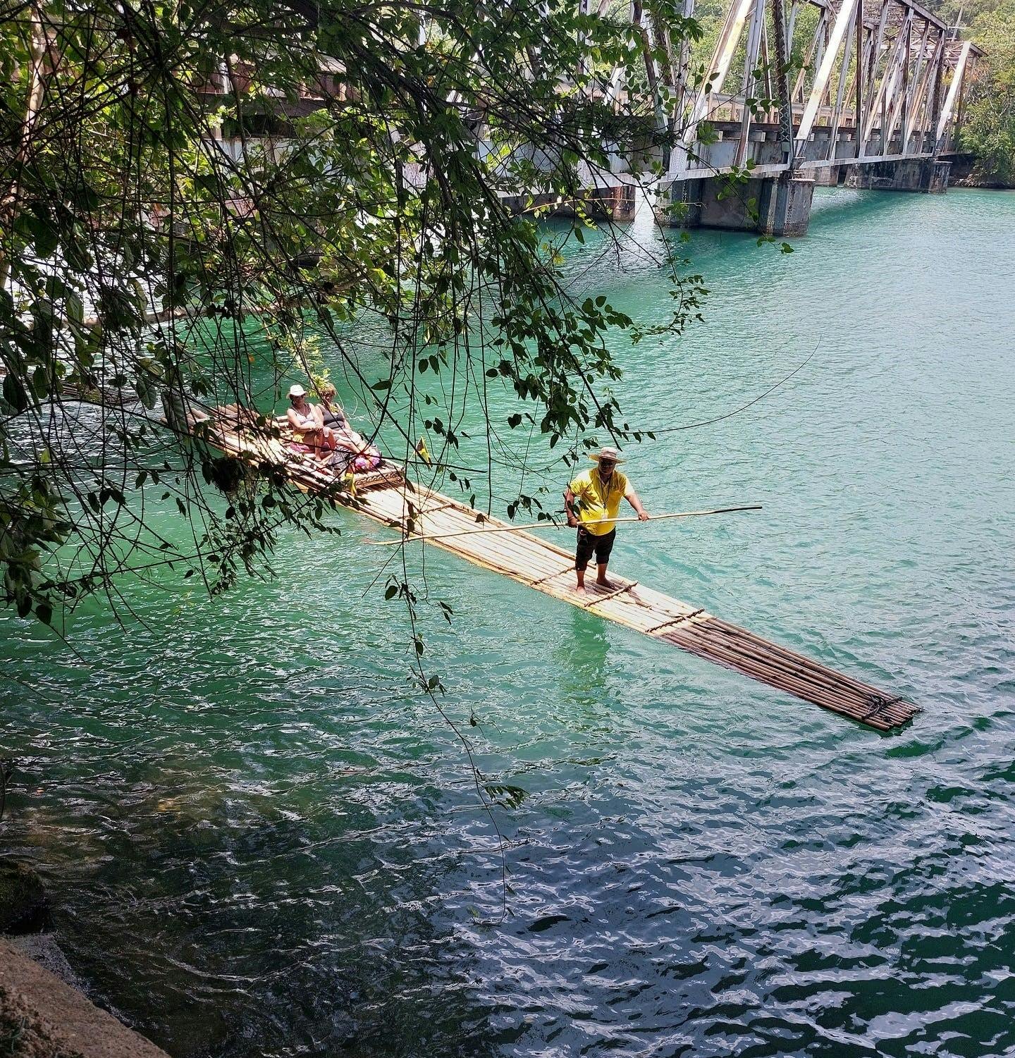 Experiencia privada de rafting en bambú en el Río Grande