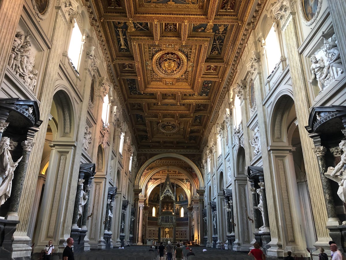 Tour del pellegrinaggio cattolico della Via Crucis a Roma