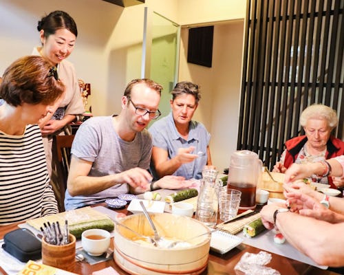 Aula de preparação de sushi caseiro tradicional estilo Kyoto