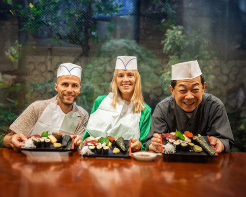 Lezione di preparazione del sushi in un ristorante di sushi secolare a Tokyo