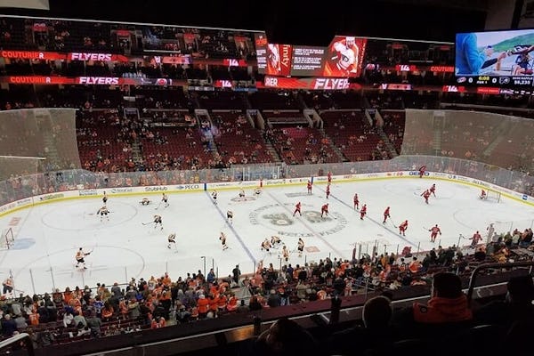 Match de hockey sur glace des Flyers de Philadelphie au Wells Fargo Center