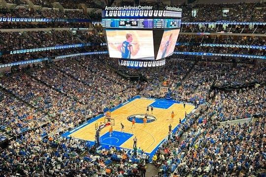 Basketbalwedstrijd Dallas Mavericks in het American Airlines Center