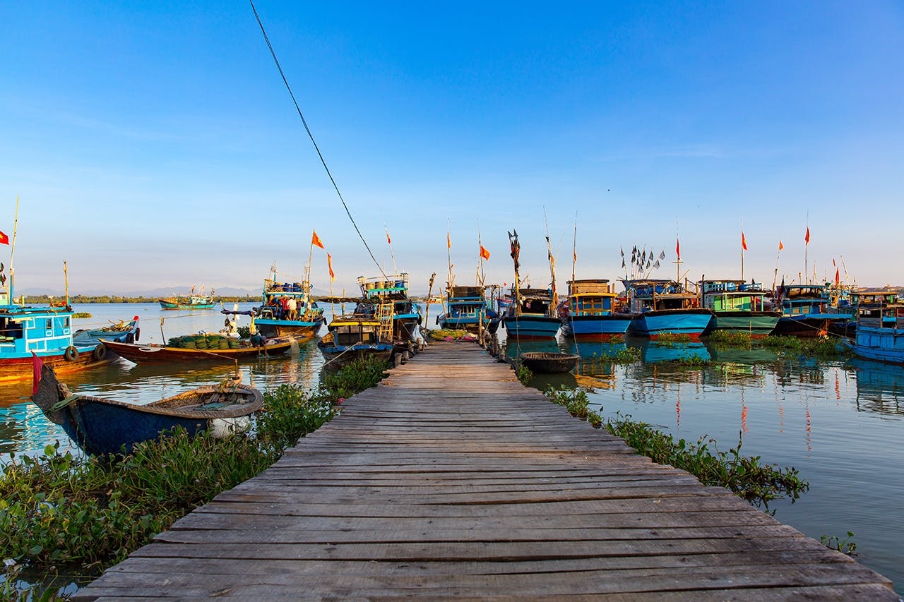 Vila de peixes de meio dia e famosa Sampan do Vietnã