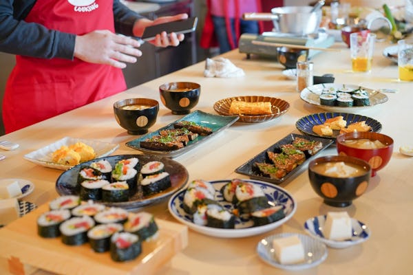 Lezione di cucina sui rotoli di sushi di Tokyo con visita a un supermercato locale