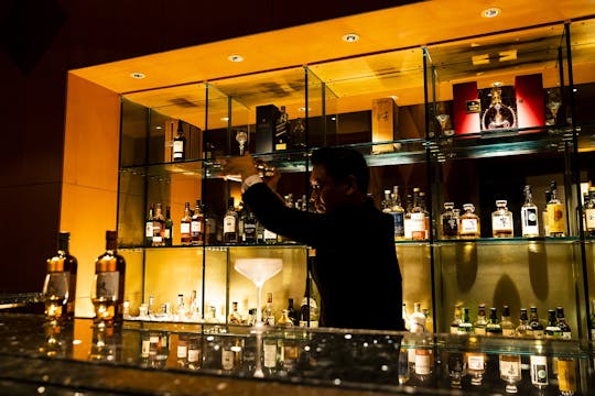 Coleção de uísque japonês Nikka Whiskeys no Captain's Bar