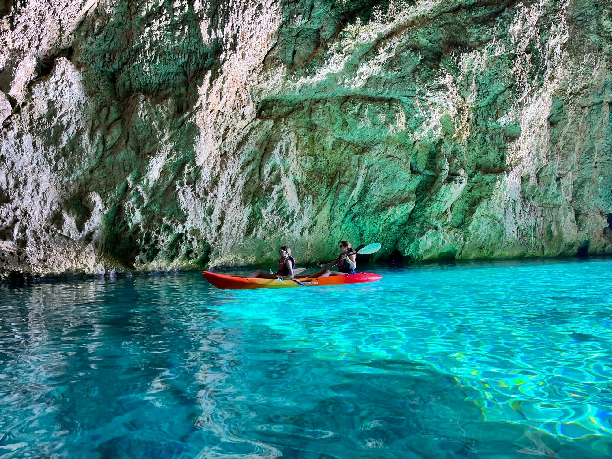 Caverna explorando passeio de caiaque e mergulho com snorkel em Cova dels Orguens em Javea