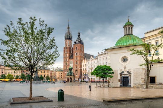 Praça do Mercado de Cracóvia com a Basílica de Santa Maria e o metrô Rynek