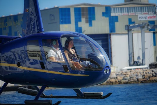 Szenischer Helikopterflug über die Küste von Barcelona
