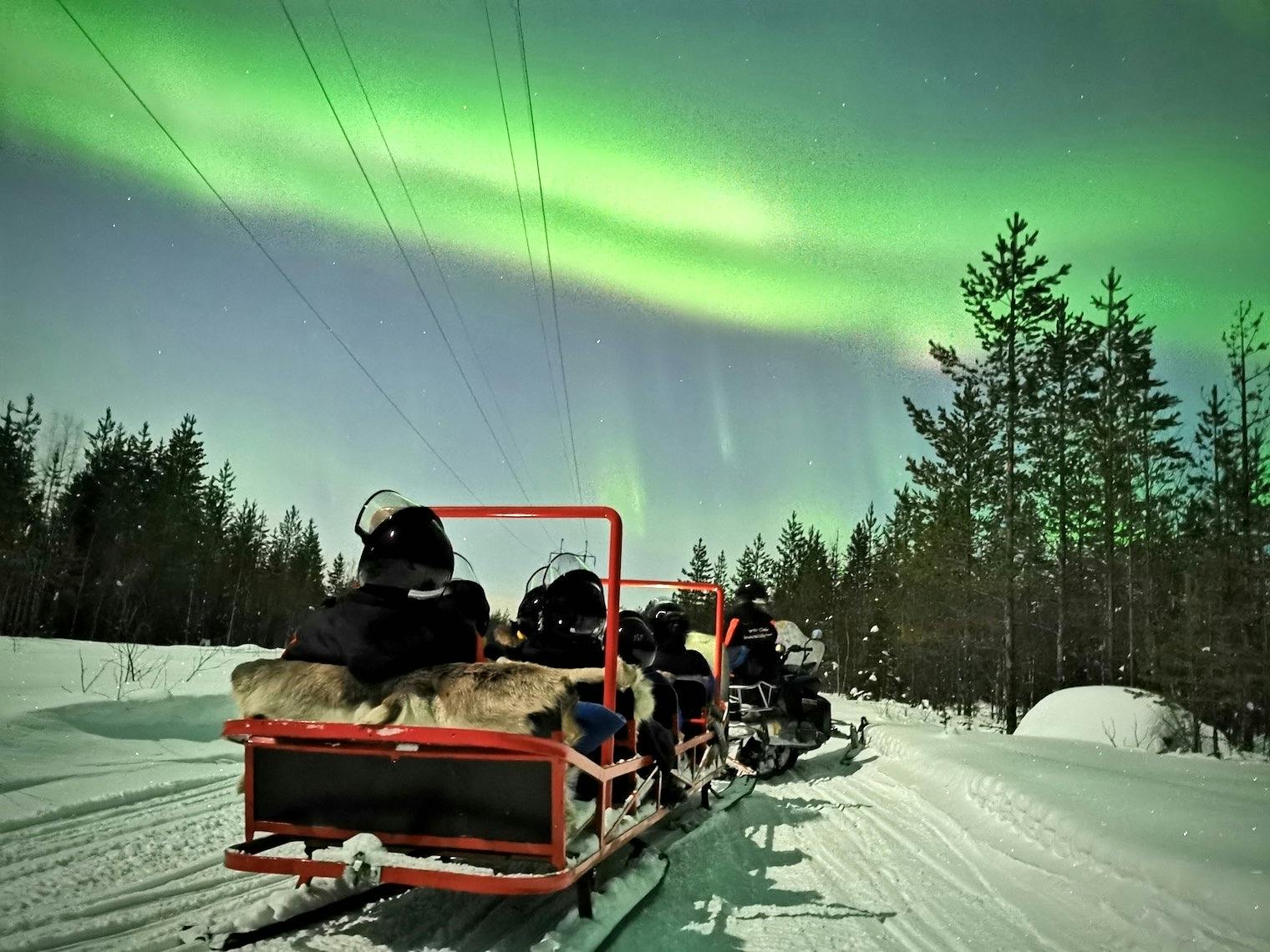 Passeio de trenó pela aurora boreal em snowmobile