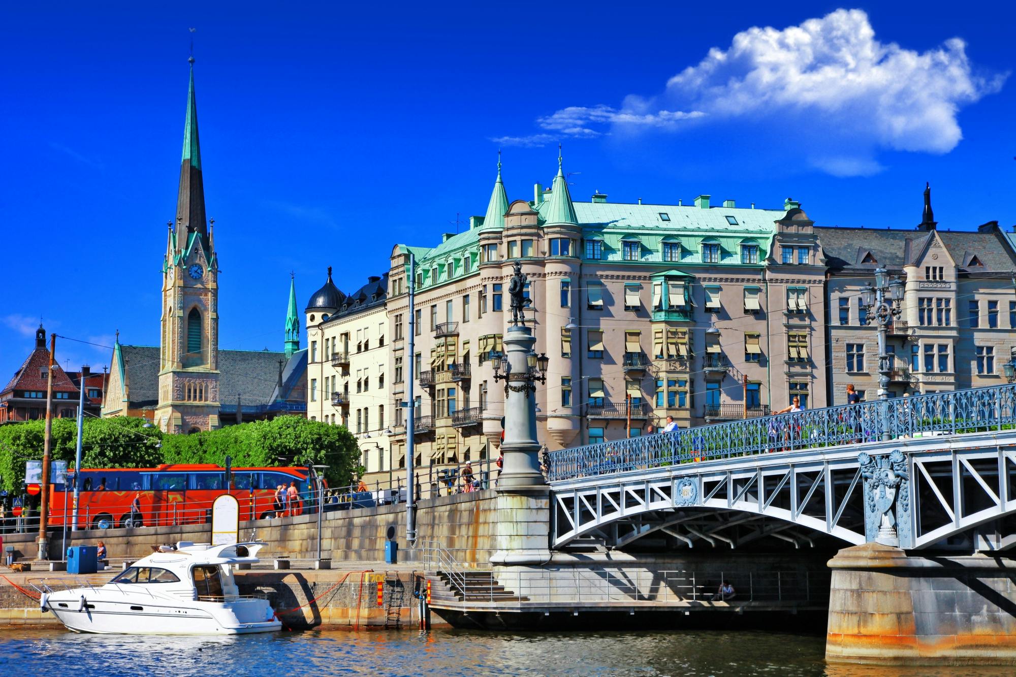 Wycieczka łodzią pod mostami w Sztokholmie