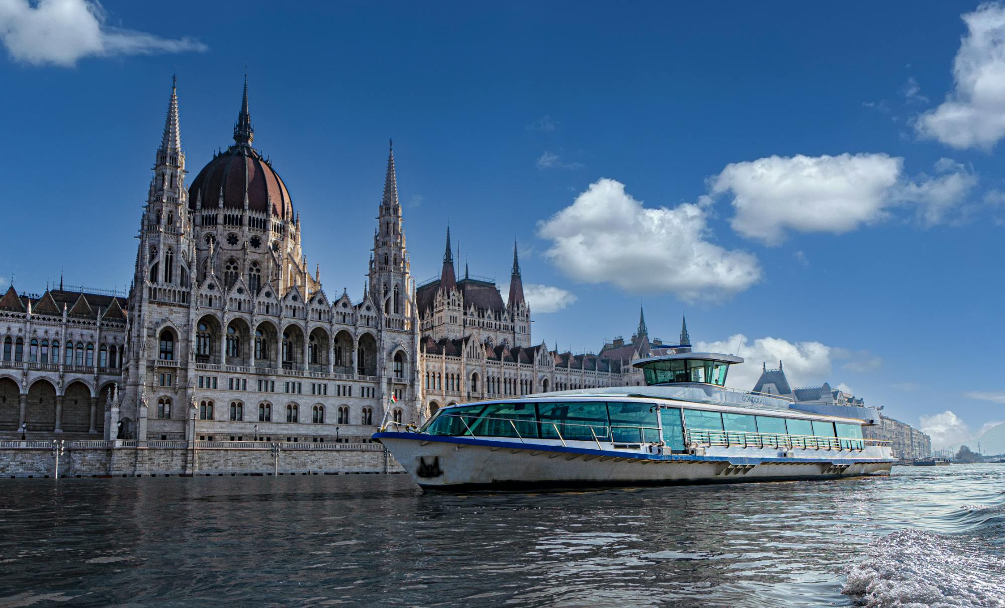 Budapest  på 70-minutters sightseeingtur ombord Duna Bella