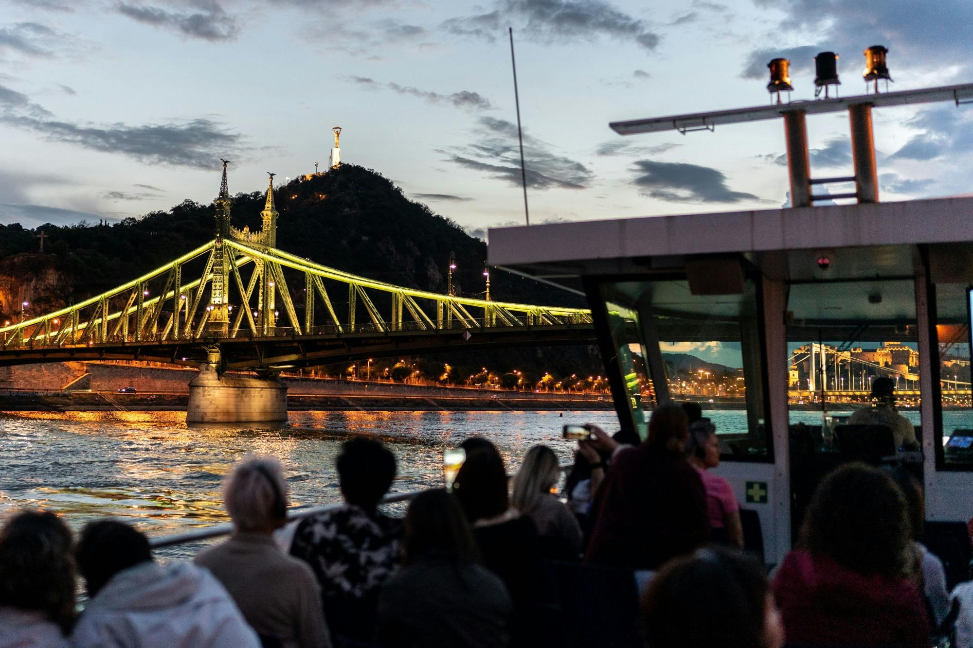 Crucero turístico nocturno de 1 hora en Budapest