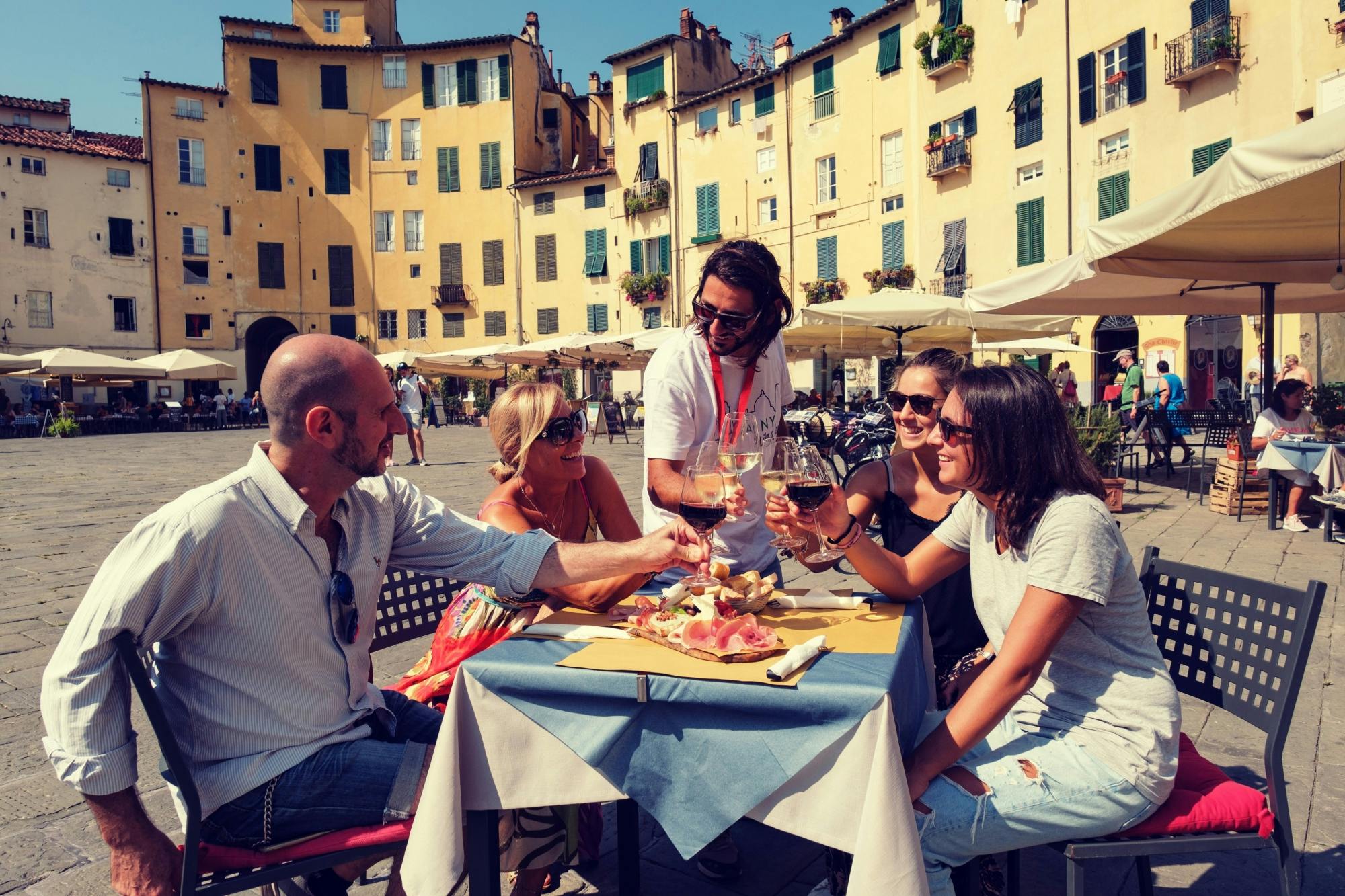 Excursão de bicicleta elétrica doce e salgada em Lucca com degustação de comida