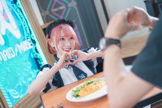 Il popolare Maid Cafe di Nagoya diventa un piano di bevande per la cameriera