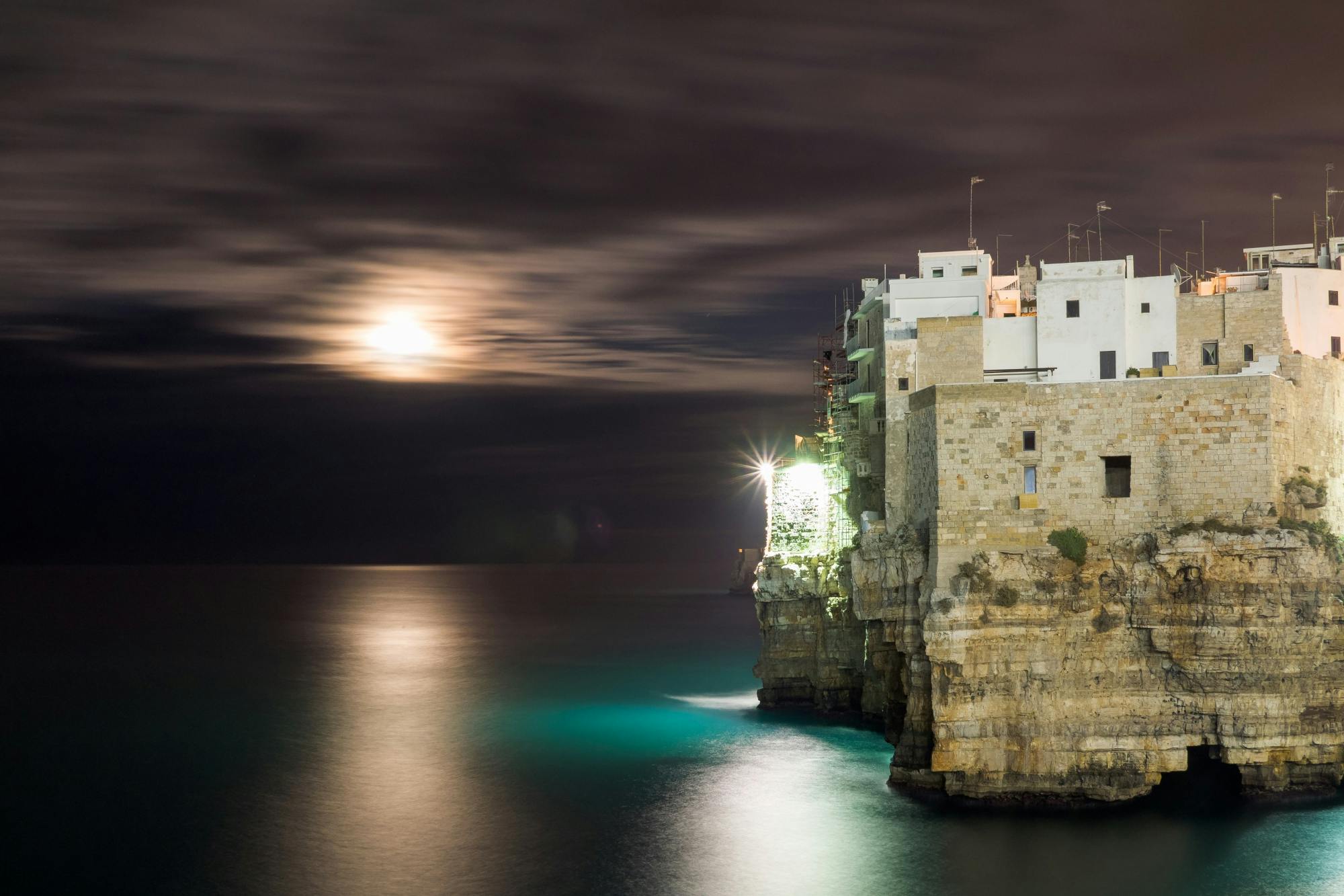 Crucero nocturno en barco privado por Polignano a Mare