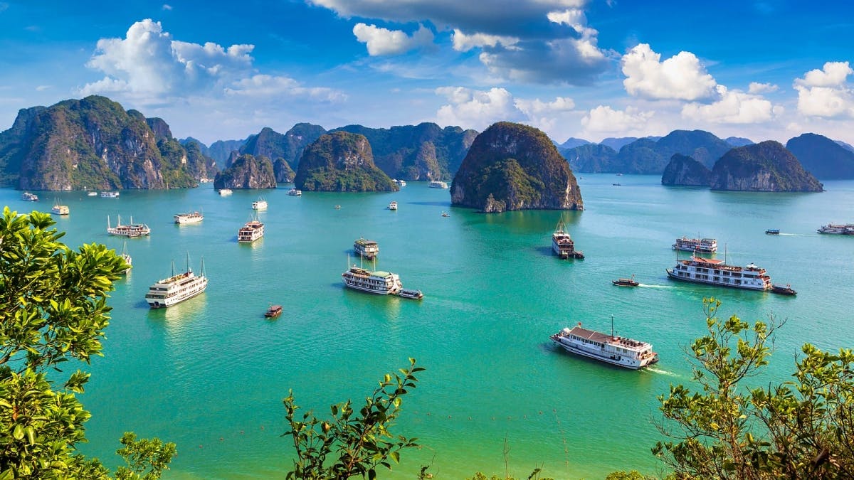 Excursão guiada de dia inteiro à Baía de Halong, Caverna Surpreendente e Ilha Titop