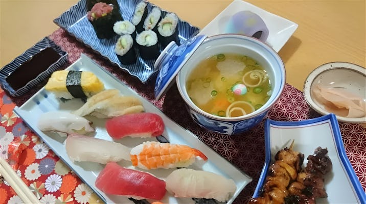 Lecciones de preparación de sushi tradicional de 2,5 horas en Osaka