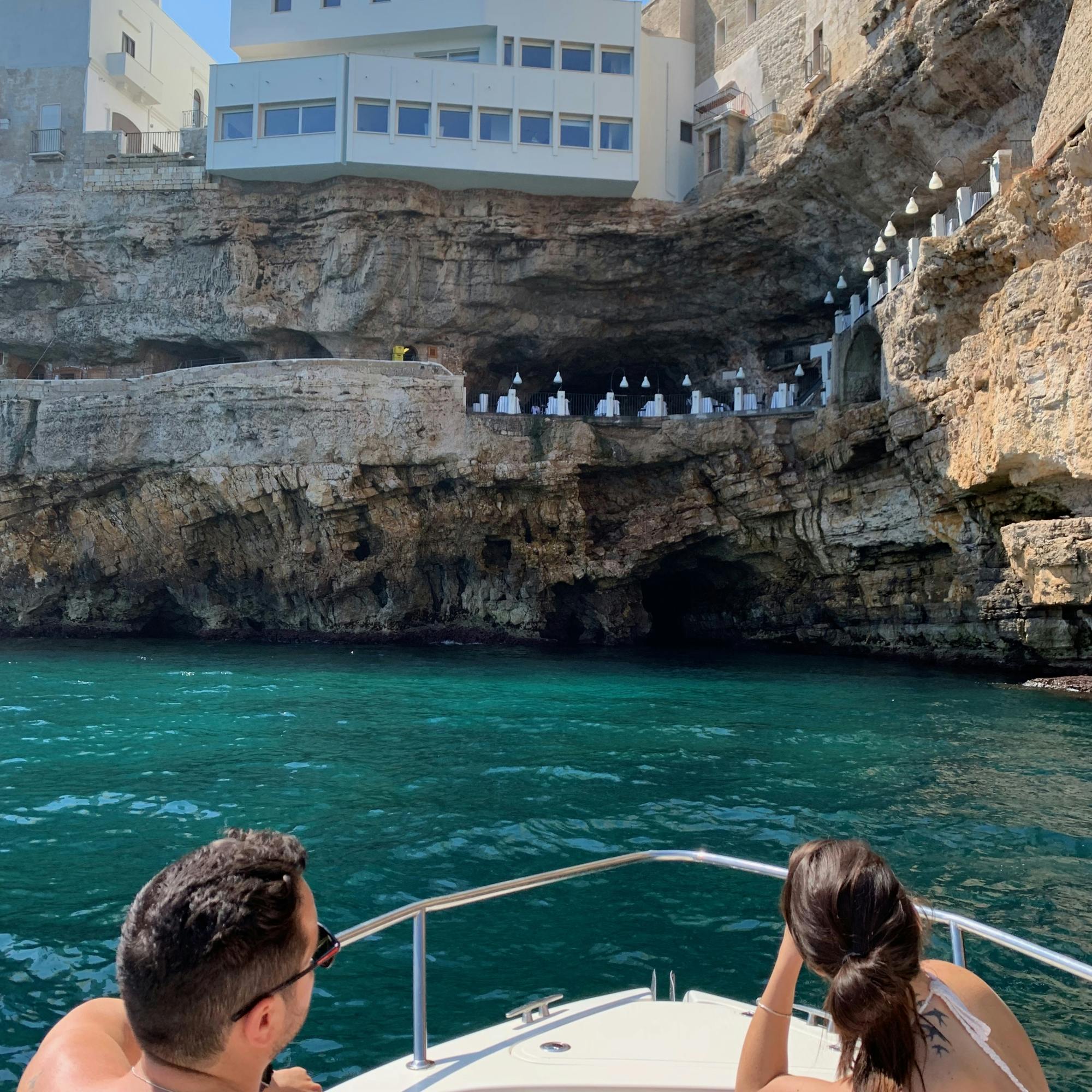 Cruzeiro de barco compartilhado até as cavernas de Polignano a Mare