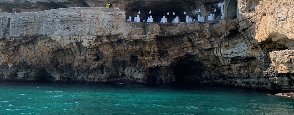 Gemeinsame Bootsfahrt zu den Höhlen von Polignano a Mare