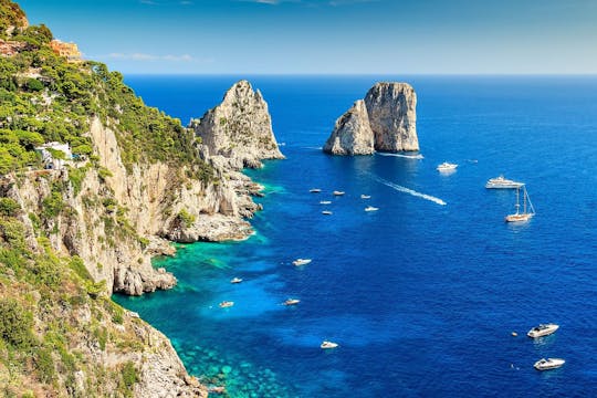 Viagem de um dia à Ilha de Capri saindo de Nápoles com passeio de barco na gruta