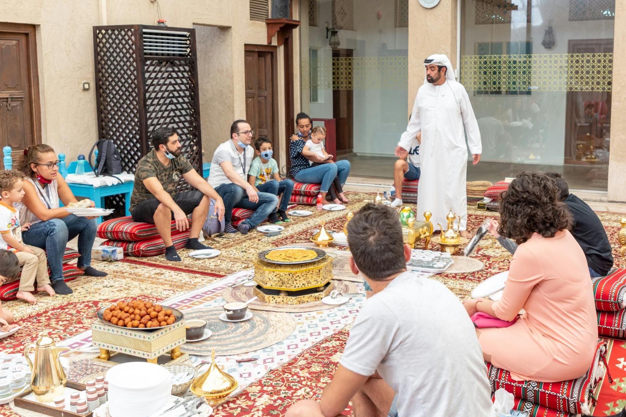 Experiencia de almuerzo en la hospitalidad emiratí y recorrido por Dubái