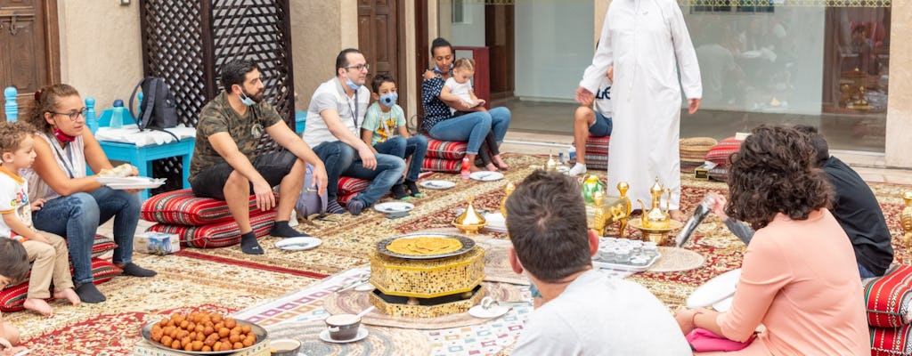 Experiencia de almuerzo en la hospitalidad emiratí y recorrido por Dubái