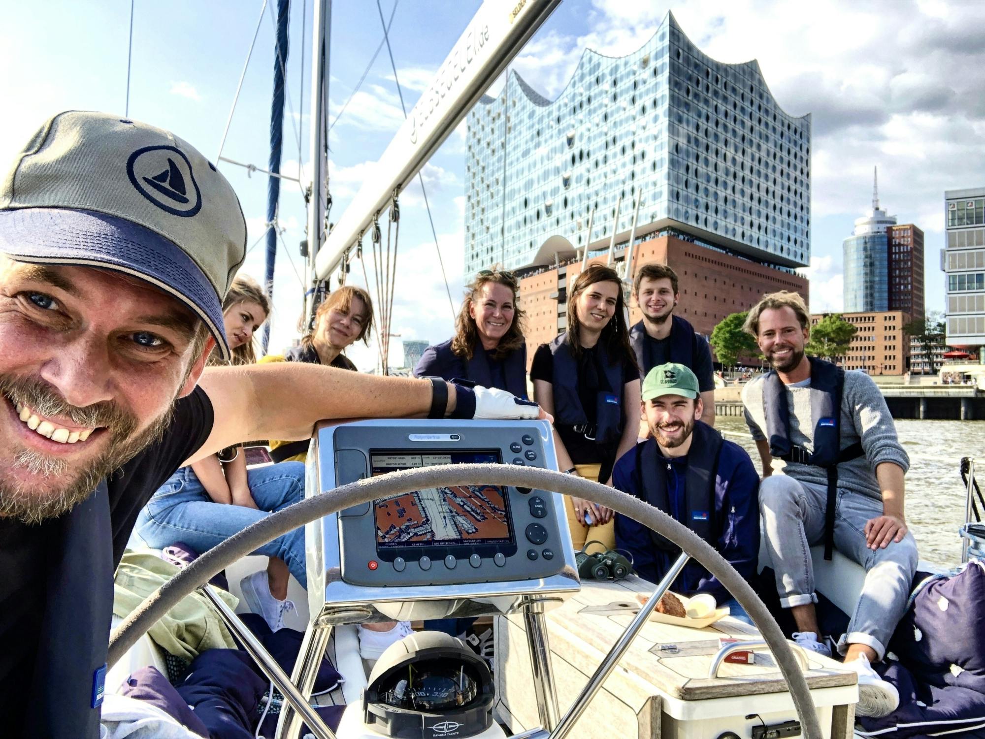 Navegando en el Puerto de Hamburgo Yacht Experience