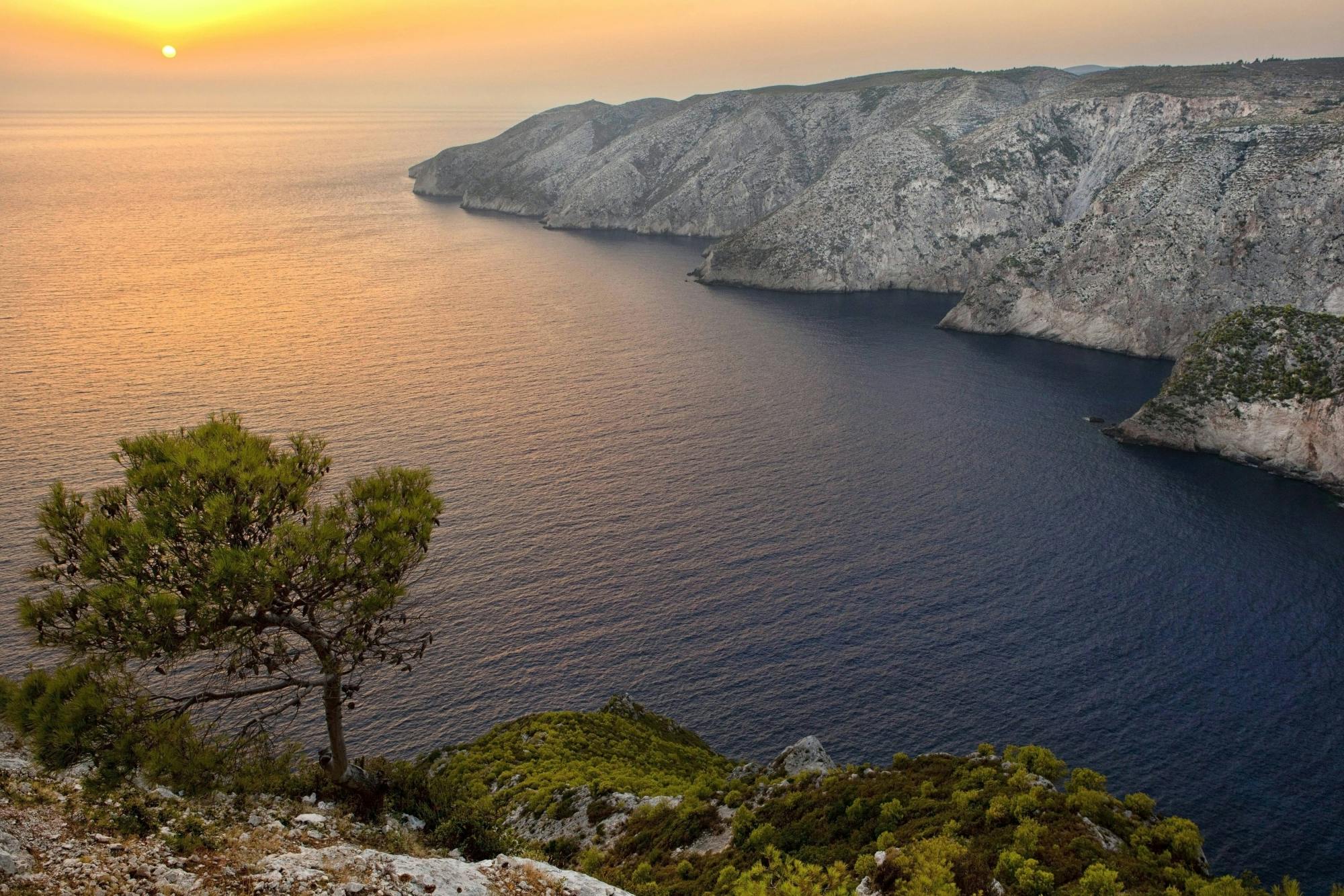 Croisière en petit groupe à la baie du Naufrage et mezés grecs au coucher du soleil