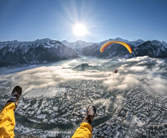 Expérience hivernale de parapente à Interlaken