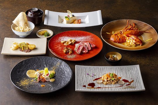 Juraku de carne Wagyu cuidadosamente seleccionada en la cocina japonesa Sakura